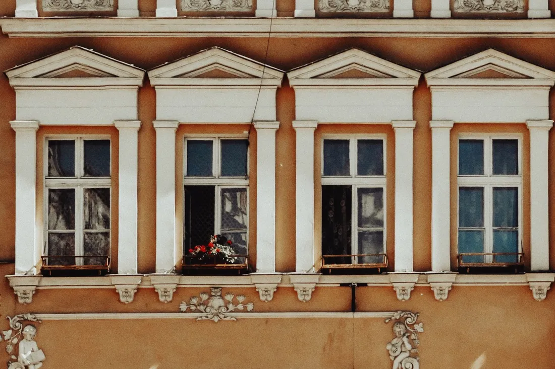Altbaufassade mit Stuck in einer Berliner Wohnstraße