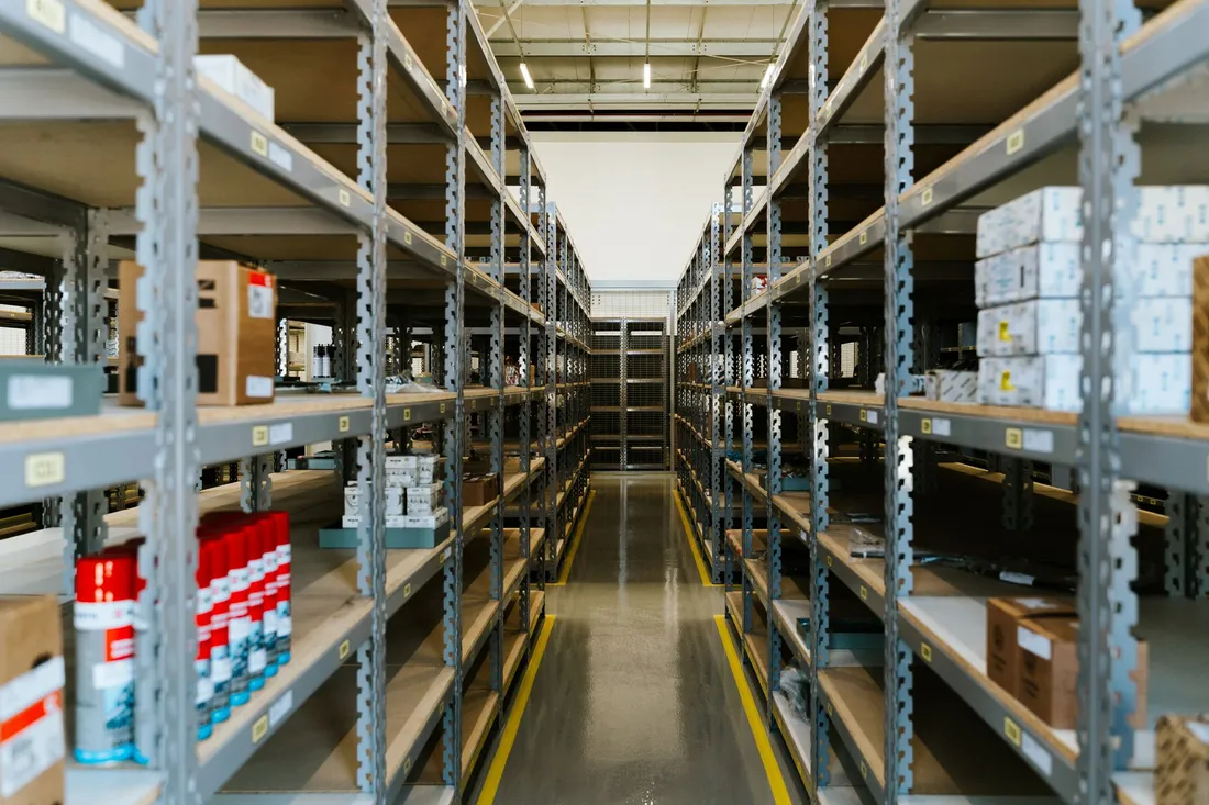 Lagerhalle mit Regalreihen und verpackten Möbeln