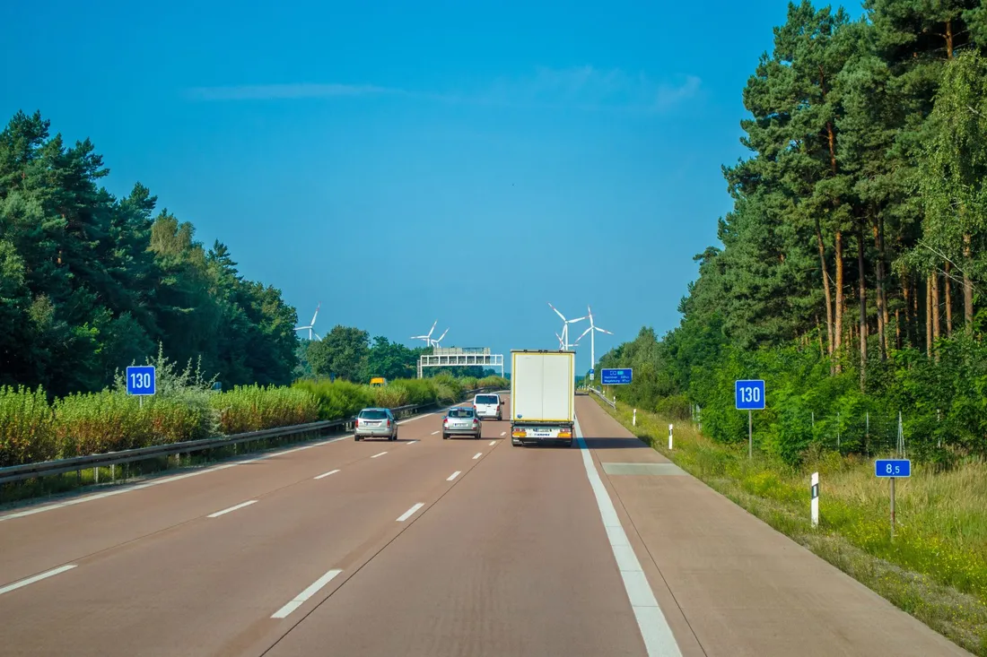 LKW auf der Autobahn bei einer Fernfahrt