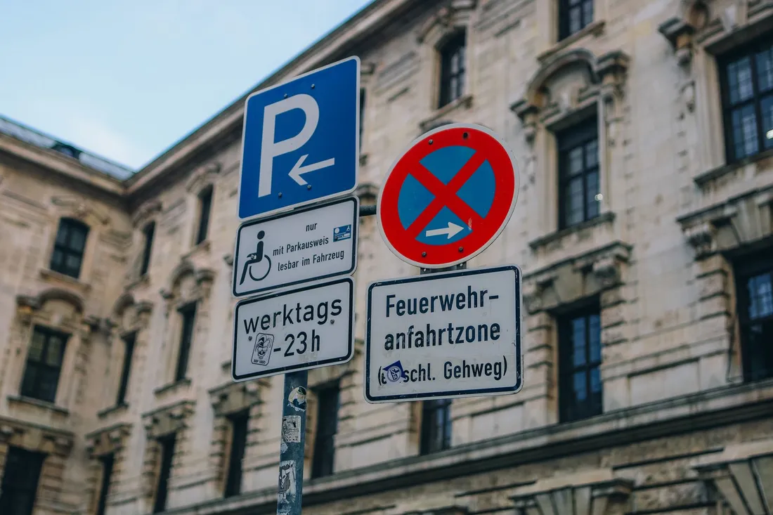 Mobile Halteverbotsschilder stehen am Straßenrand