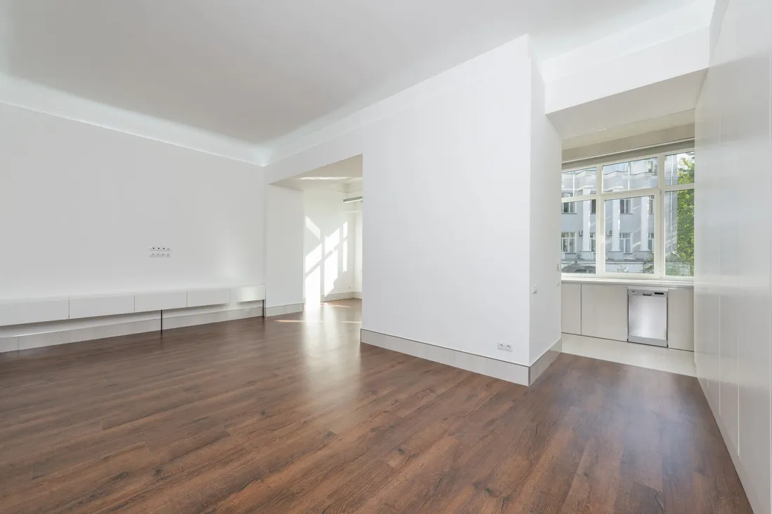 Helle leere Wohnung mit frisch gestrichenen Wänden