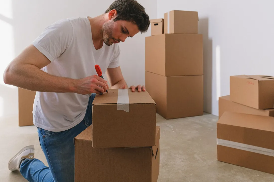 Seniorenpaar beim Packen von Umzugskartons