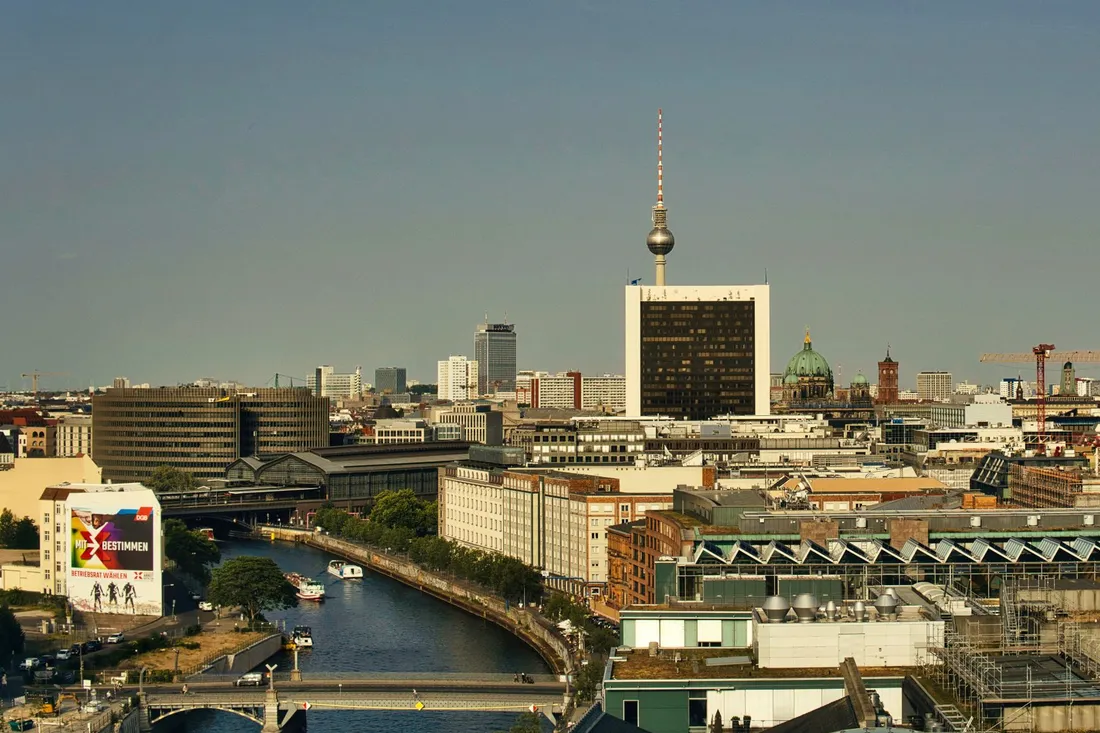 Skyline von Berlin an der Spree mit Fernsehturm