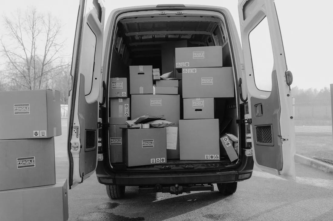 Ladefläche eines LKW mit gestapelten Kartons und Ladung